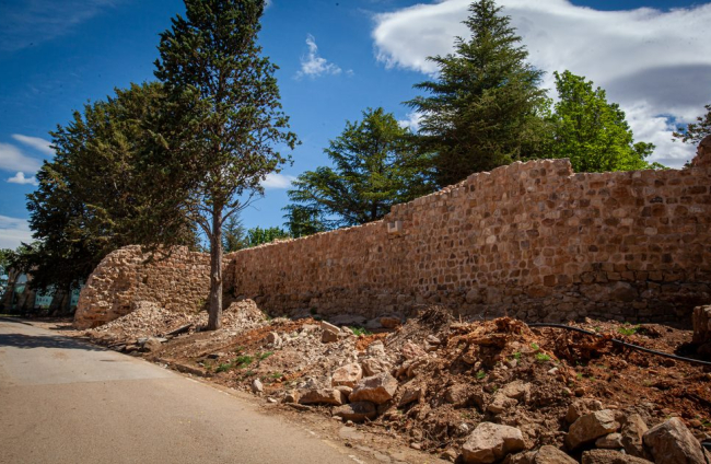 José Luis Corral y Fernando Cobos explican los hallazgos en la muralla junto al Castillo. MARIO TEJEDOR