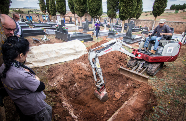 Trabajos de búsqueda de restos de asesinados y enterrados en el cementerio de Las Casas en la Guerra Civil.-GONZALO MONTESEGURO
