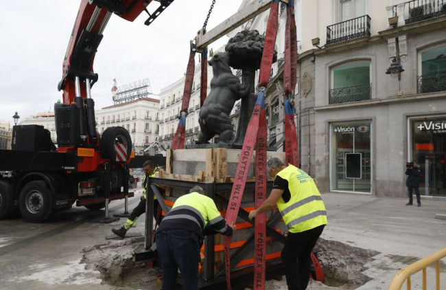 Recolocación de la estatua del oso y el madroño en la Puerta del Sol de Madrid bajo la dirección del soriano Miguel Ángel López. AYUNTAMIENTO DE MADRID