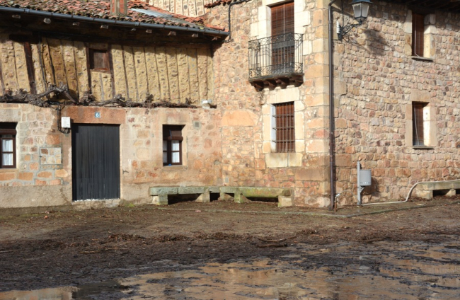 Salduero va recuperando su plazas Mayor tras la crecida del Duero. RAQUEL FERNÁNDEZ