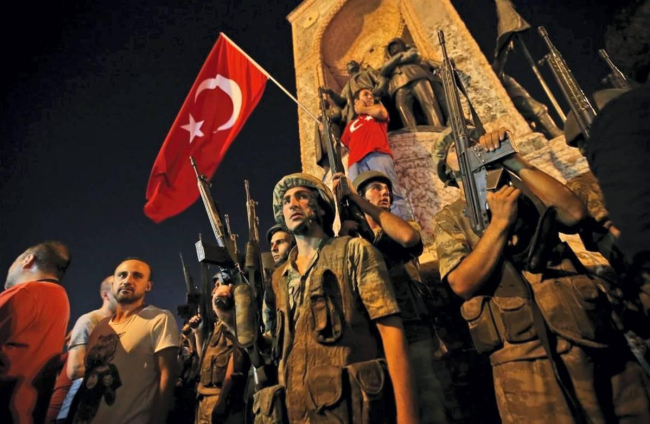 Soldados y partidarios del presidente Erdogán en la Plaza Taksim de Estambul. AP / EMRAH GURAL