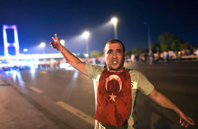 Un hombre con sangre en la cara a consecuencia de los enfrentamientos con militares en la entrada del puente del Bósforo en Estambul. AFP / BULENT KILIC