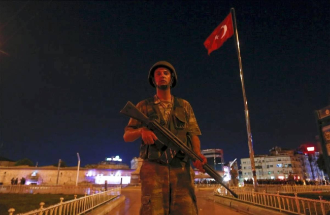 Un militar turco controla la plaza Taksim en Estambul, REUTERS / MURAD SEZER