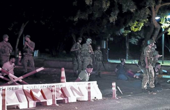 Militares turcos retienen a civiles arrodillados bajo el puente del Bósforo en Estambul, anoche. AFP / BULENT KILIC