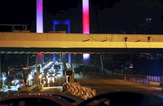 El puente del Bósforo, cortado por los militares, durante el golpe de Estado, anoche. REUTERS