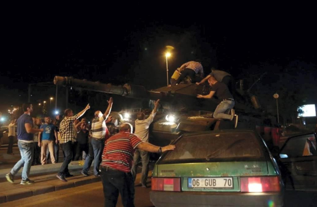 Ciudadanos turcos intentan impedir el avande de los tanque en Ankara. AP / BURHAN OZBILICI