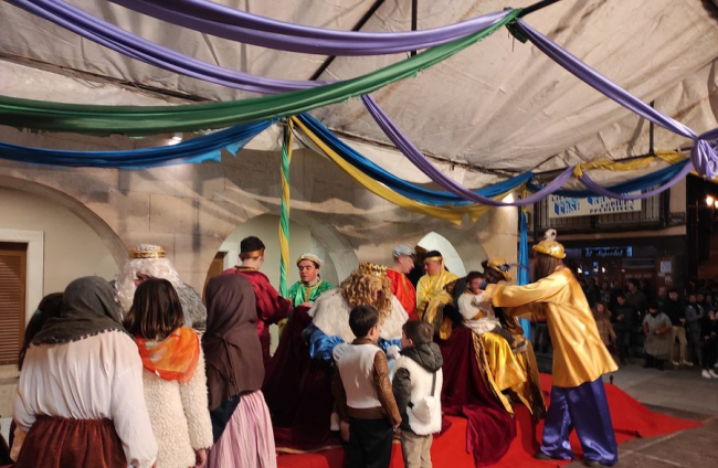 Cabalgata de Reyes Magos en San Esteban de Gormaz. ANA HERNANDO (23)