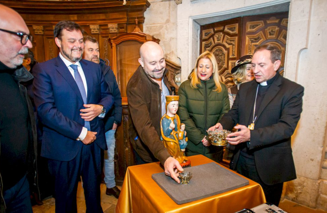 Entrega de las coronas a la Virgen de la Blanca. MARIO TEJEDOR (6)