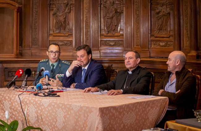 Entrega de las coronas a la Virgen de la Blanca. MARIO TEJEDOR (8)
