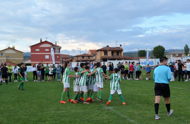 Celebración del Covaleda como campeón alevín en la tanda de penaltis.