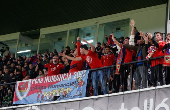 La afición del Numancia respaldará a su equipo en Logroño este domingo. HDS
