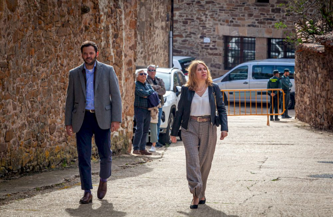 Funeral por Fernando Sánchez Dragó en Castilfrío (Soria). MARIO TEJEDOR
