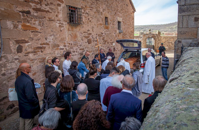 Funeral por Fernando Sánchez Dragó en Castilfrío (Soria). MARIO TEJEDOR