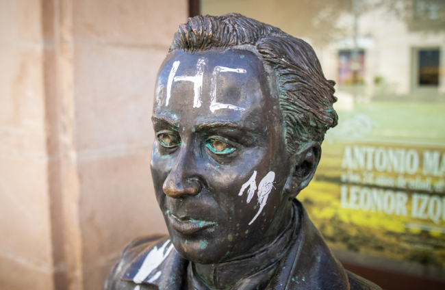 Vandalismo en la estatua de Antonio Machado.-G. MONTESEGURO