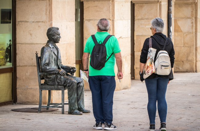 Vandalismo en la estatua de Antonio Machado.-G. MONTESEGURO
