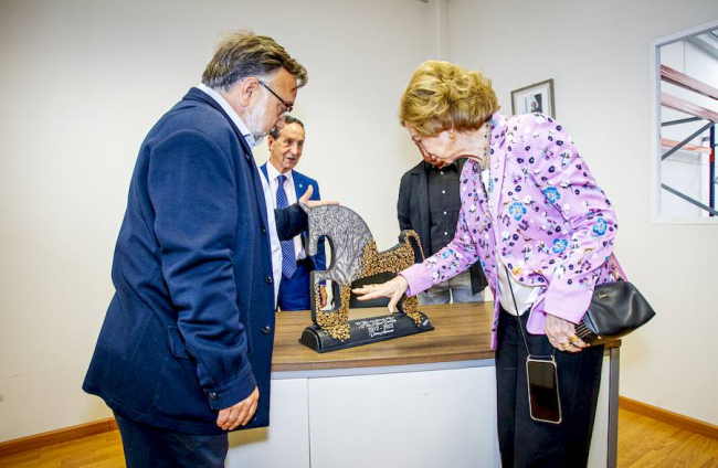 Doña Sofía recibió un símbolo de Soria como regalo del Banco de Alimentos..
