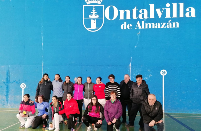 Ontalvilla de Almazán fue el escenario de una competición con las mejores raquetas femeninas de Castilla y León. HDS