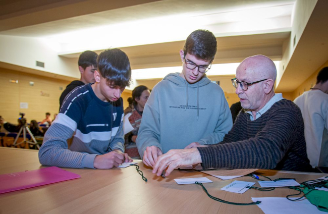 Fernando Valladares con alumnos en el IES Castilla. MARIO TEJEDOR (3)