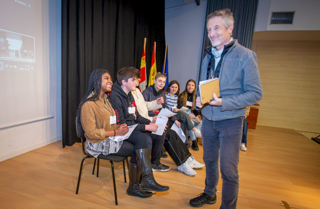 Fernando Valladares con alumnos en el IES Castilla. MARIO TEJEDOR (5)