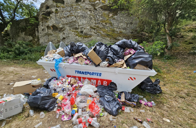 Basura en Valonsadero tras el Desencajonamiento. GONZALO MONTESEGURO