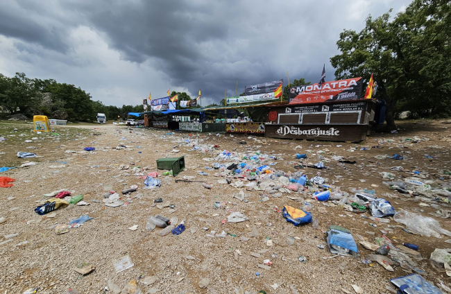 Basura en Valonsadero tras el Desencajonamiento. GONZALO MONTESEGURO