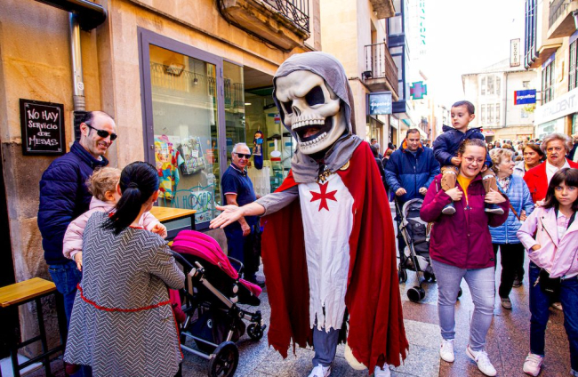 Cabezudos por las calles de la ciudad. MARIO TEJEDOR (1)