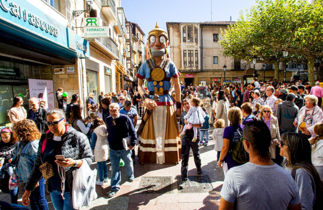 Cabezudos por las calles de la ciudad. MARIO TEJEDOR (3)