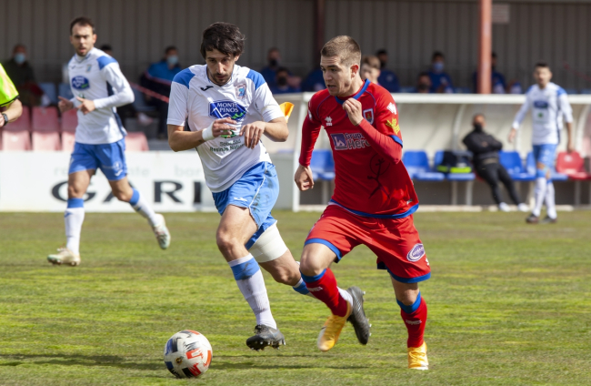El central adnamantino Anto en el derbi ante el Numancia B de esta temporada. MARIO TEJEDOR