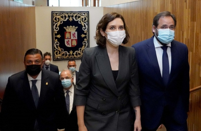 La presidenta de la Comunidad de Madrid, Isabel Díaz Ayuso, a su llegada a las Cortes.