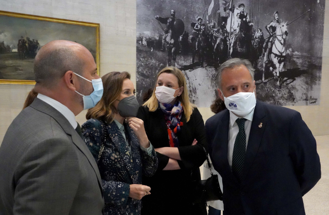 La portavoz del PP en el Congreso, Cuca Gamarra, junto al presidente de las Cortes, Carlos Pollán, y la consejera de Familia, Isabel Blanco.