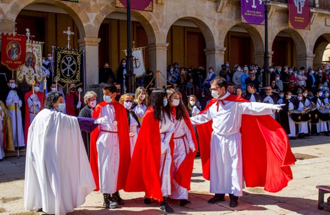 Procesión del Domingo de resurreción. Encuentro de la Virgen de la Alegría y Jesús Resucitado - MARIO TEJEDOR (17)