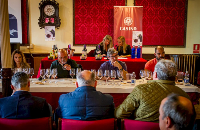 Concurso de vinos caseros en el Casino. MARIO TEJEDOR (8)