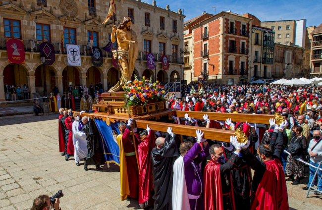 Procesión del Domingo de resurreción. Encuentro de la Virgen de la Alegría y Jesús Resucitado - MARIO TEJEDOR (48)