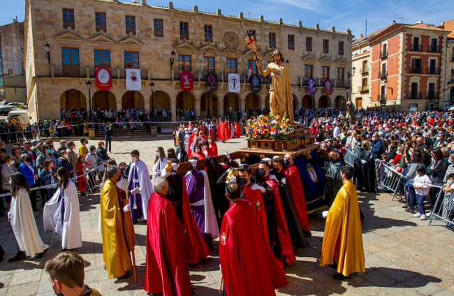 Procesión del Domingo de resurreción. Encuentro de la Virgen de la Alegría y Jesús Resucitado - MARIO TEJEDOR (56)