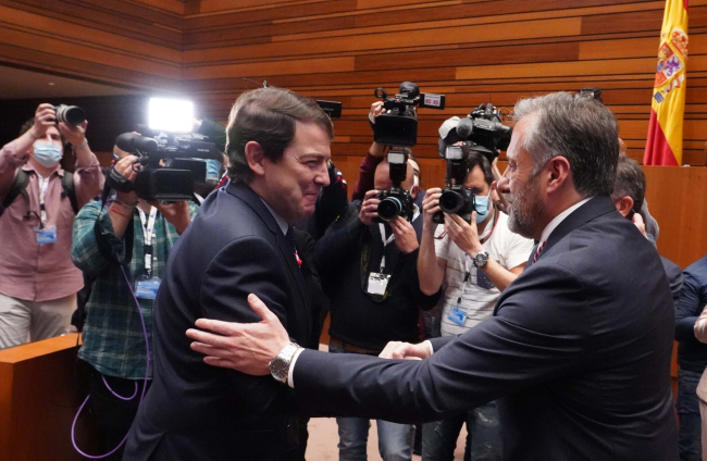 Alfonso Fernández Mañueco toma posesión como presidente de la Junta de Castilla y León. En la imagen recibe la falicitación del presidente de las Cortes Carlos Pollán