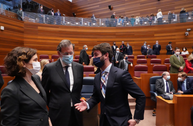 Juan García-Gallardo junto a Isabel Díaz Ayuso y Mariano Rajoy.