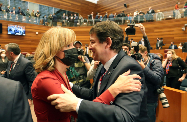 Alfonso Fernández Mañueco toma posesión como presidente de la Junta de Castilla y León. En la imagen saluda a la ministra de Educación, Pilar Alegría.