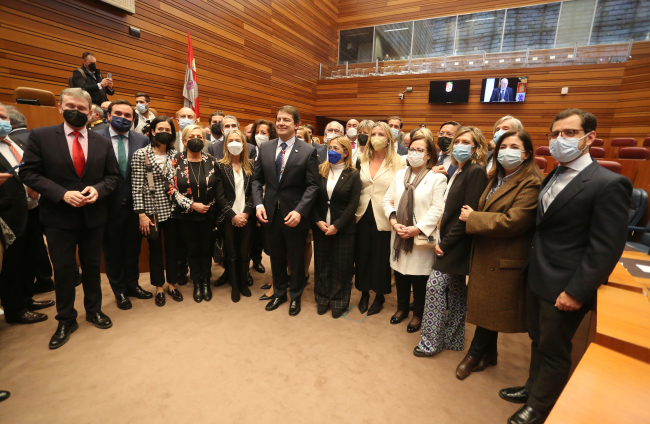 Alfonso Fernández Mañueco posa junto a senadores y diputados autonómicos.