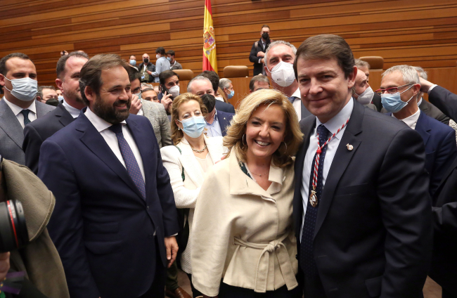 Alfonso Fernández Mañueco saluda a los presidentes del PP de Asturias, Teresa Mallada, de Castilla La Mancha, Francisco Javier Núñez, y del País Vasco, Carlos Iturgaiz.