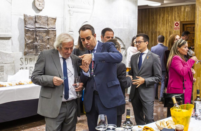 El Ayuntamiento de Soria entrega placas de agradecimiento a los Jurados de 2022. MARIO TEJEDOR (8)