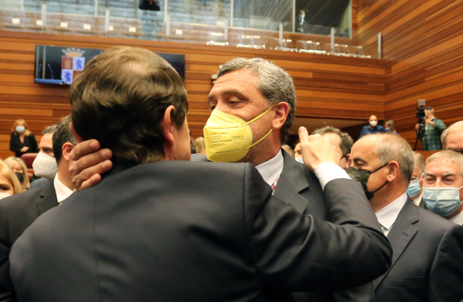 Mañueco saluda al procurador de Po Ávila, Pedro Muñoz.