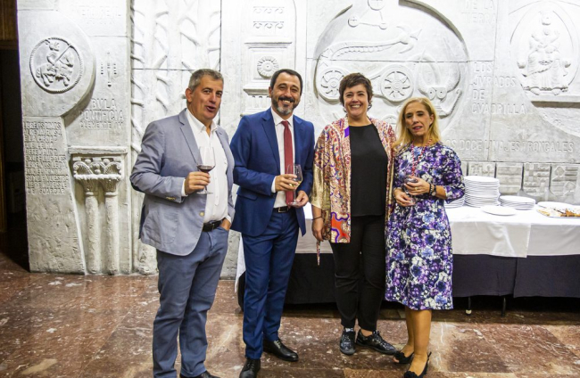 El Ayuntamiento de Soria entrega placas de agradecimiento a los Jurados de 2022. MARIO TEJEDOR (9)