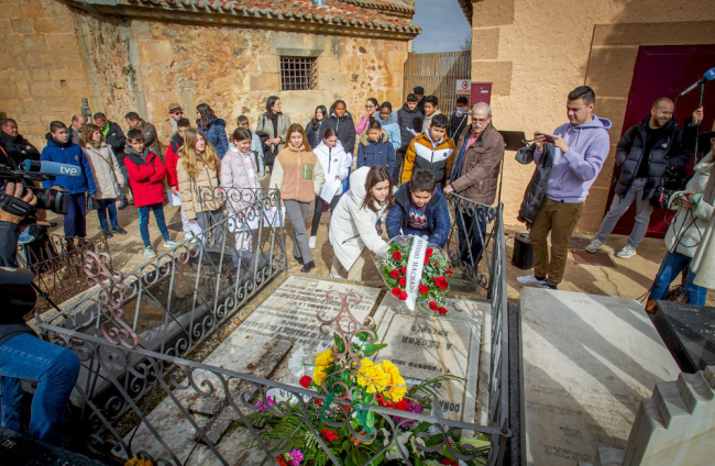 Los alumnos del IES Machado visitan la tumba y la capilla de Leonor. MARIO TEJEDOR (2)