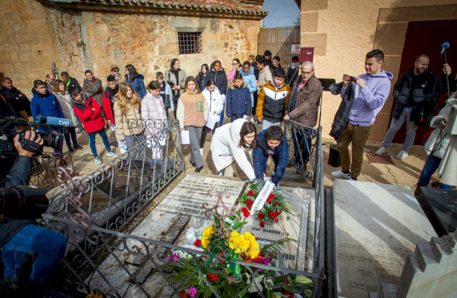 Los alumnos del IES Machado visitan la tumba y la capilla de Leonor. MARIO TEJEDOR (3)