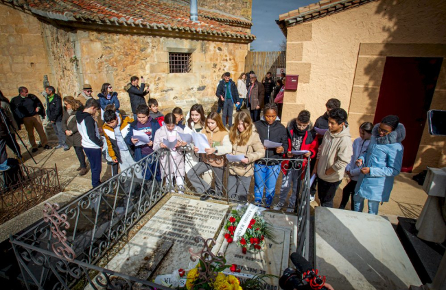 Los alumnos del IES Machado visitan la tumba y la capilla de Leonor. MARIO TEJEDOR (9)