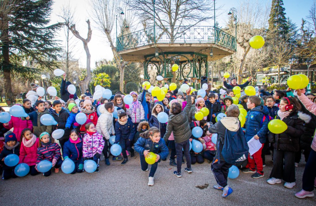 Escolares en su actividad por la paz. MARIO TEJEDOR (35)