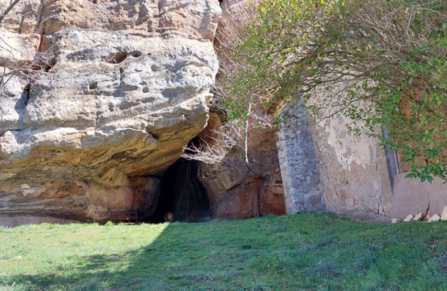 La ermita y la entrada a la cueva.