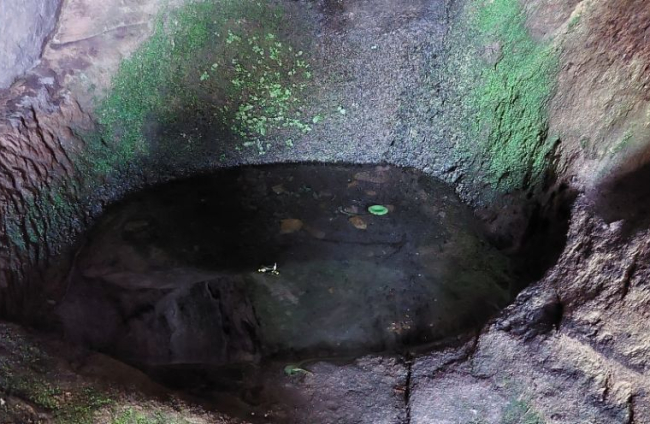 Cueva de la Santa Cruz, que tiene un manantial y una pila construida para recoger el agua.