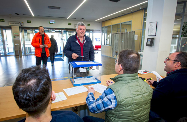 Votantes en la jornada electoral al campo. MARIO TEJEDOR (5)