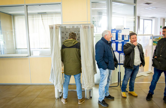 Votantes en la jornada electoral al campo. MARIO TEJEDOR (10)
